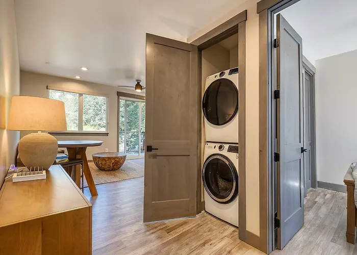 New Cozy 1Br Condo W/ Balcony & Purgatory Views